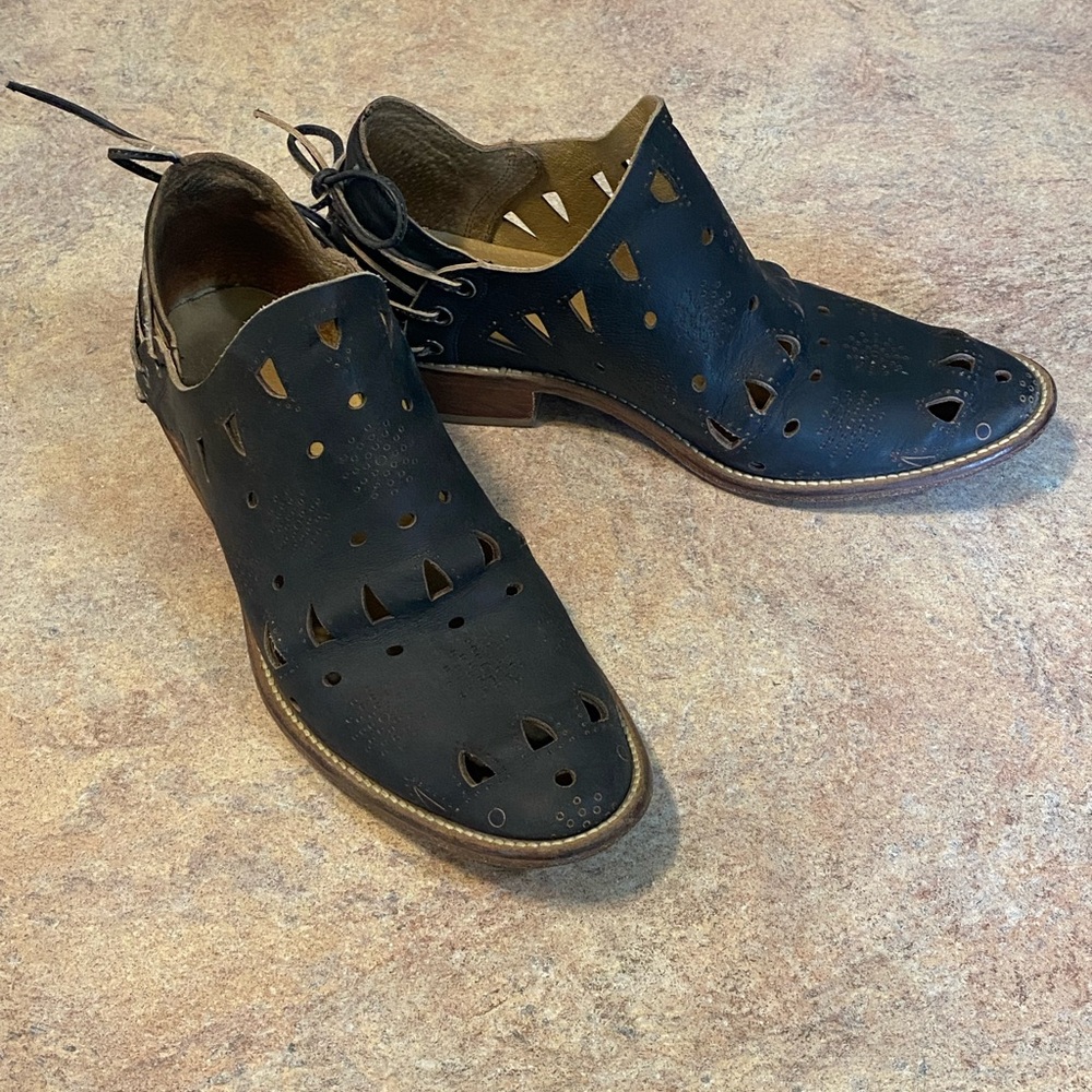 Musse & Cloud Distressed Black Cut-Out Booties leather size 10